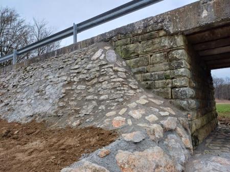 obnovljeni mostni oporniki in talna plošča potok Sušica (8)